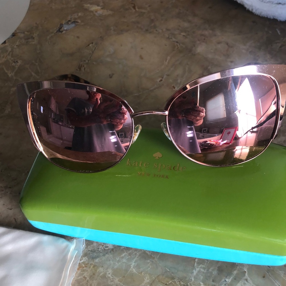 Kate spade Genice   sun glasses case  and  cloth